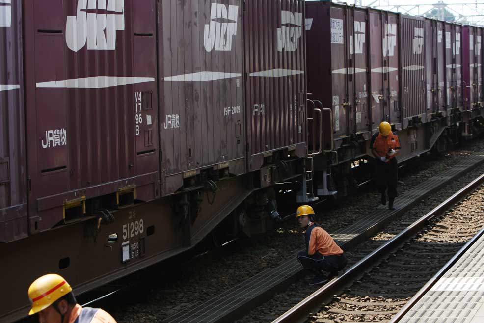 北陸本線高岡駅　女性の作業員