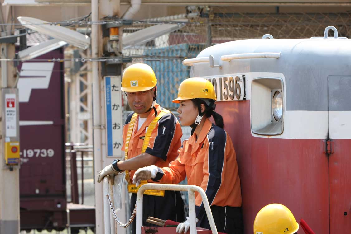 北陸本線高岡駅　女性の作業員
