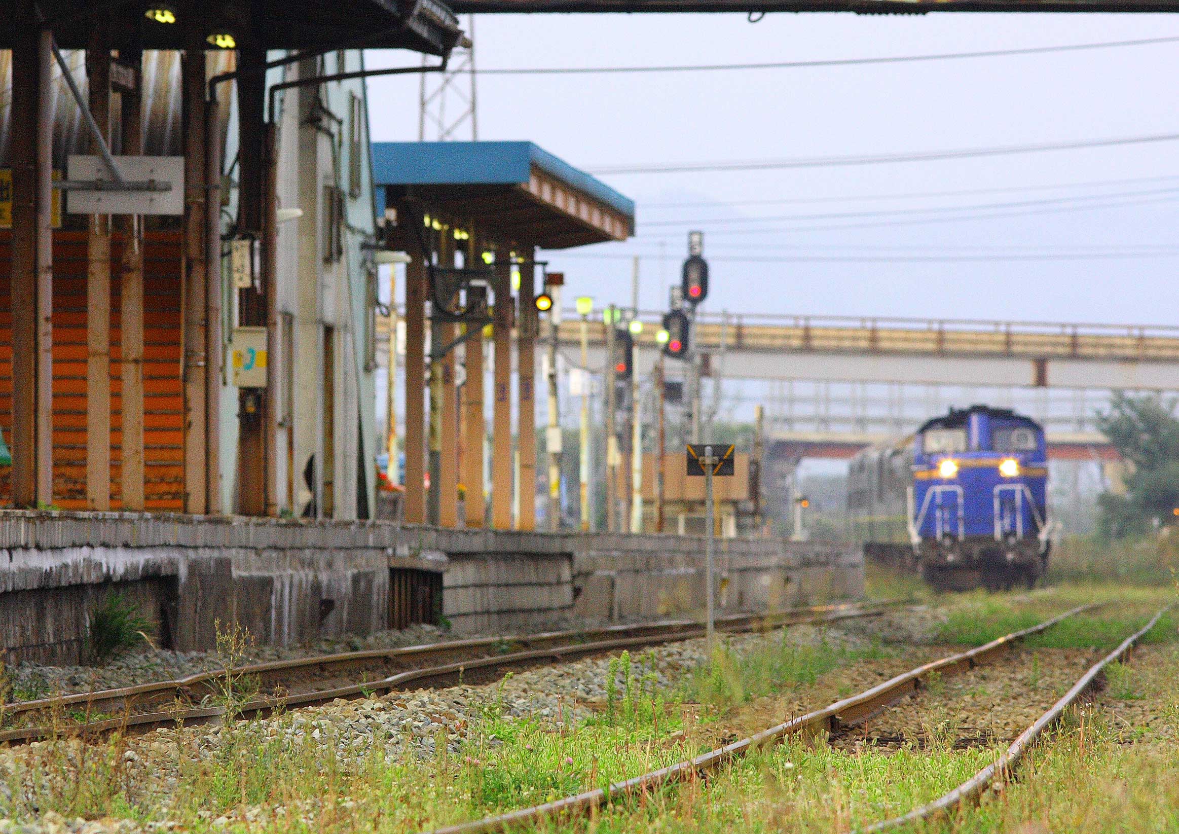 寝台特急DD51専用機重連「トワイライトエクスプレス」　函館本線長万部駅通過