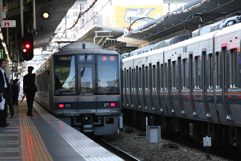 東海道本線大阪駅　207系普通列車