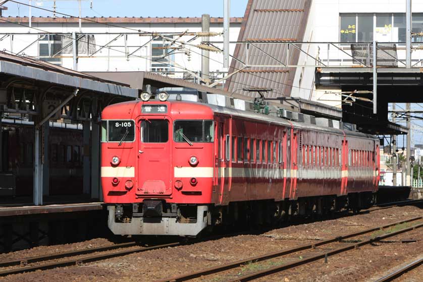 室蘭本線苫小牧駅　711系普通列車