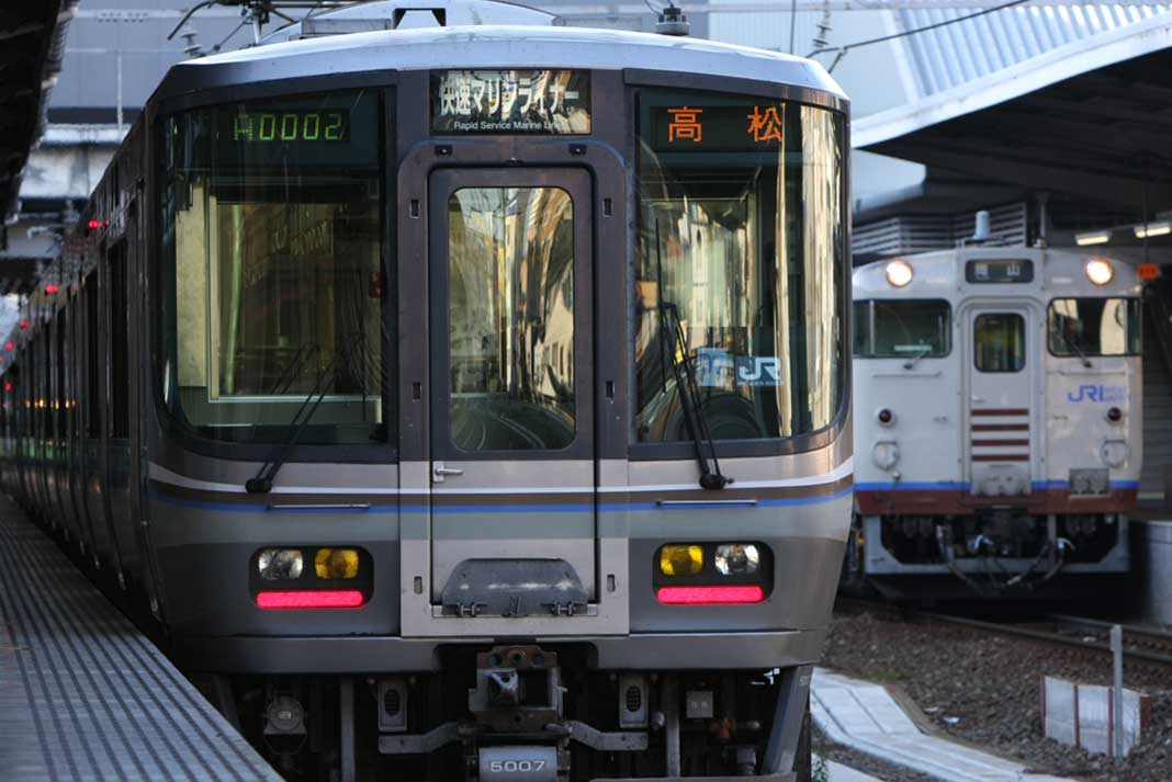 瀬戸大橋線岡山駅　223系「快速マリンライナー」