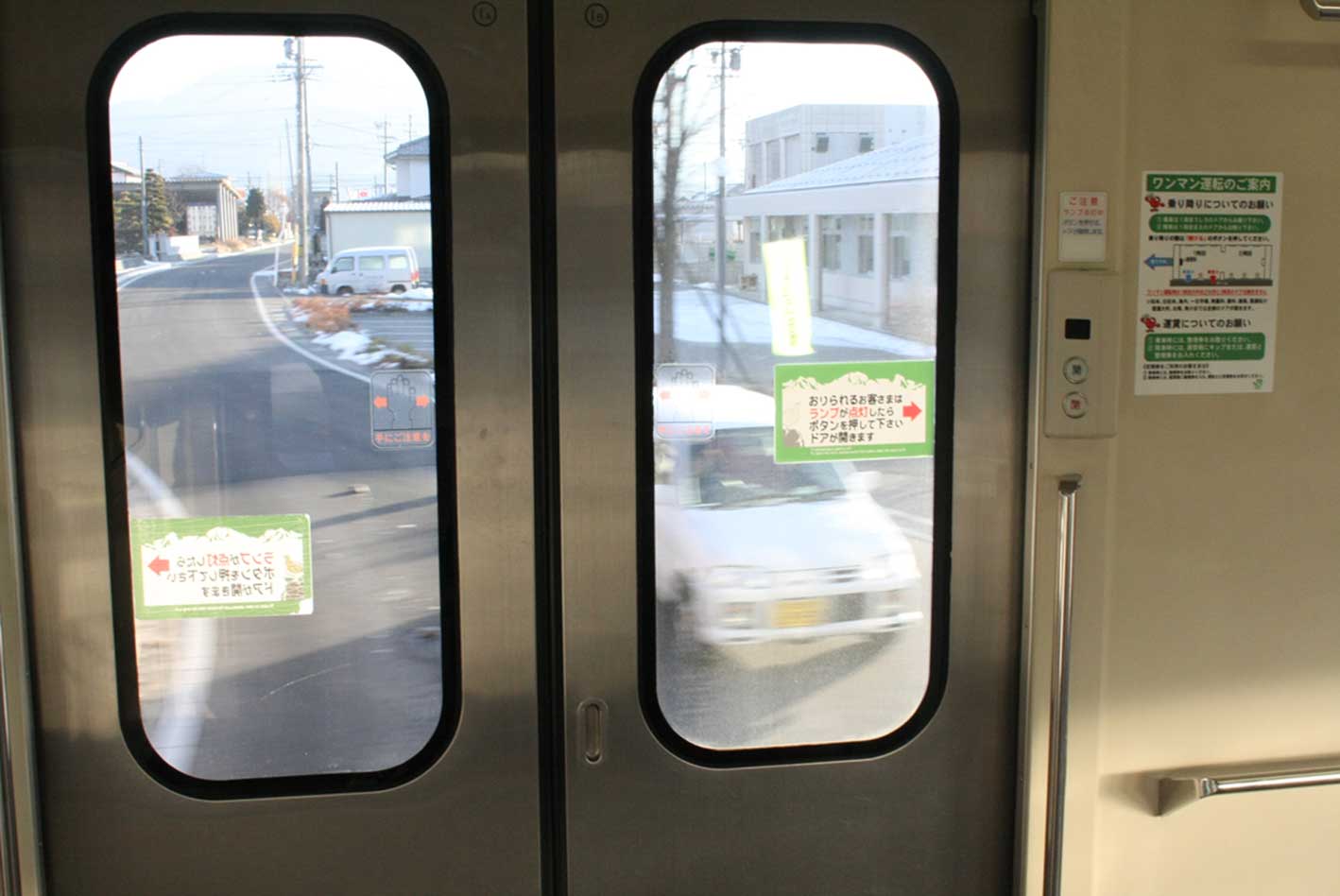 ドア右の開閉ボタン（115系列車）