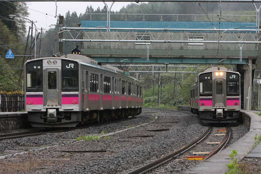 奥羽本線鶴ヶ坂駅　710系普通列車