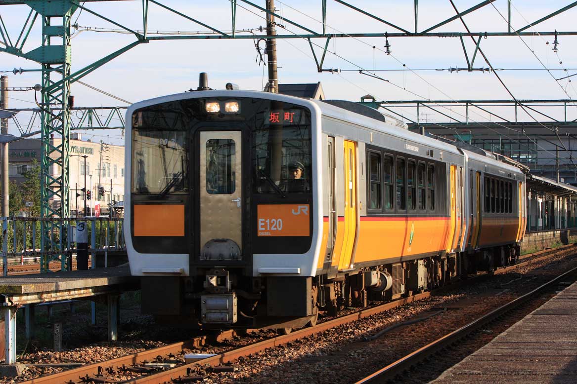 羽越本線新津駅　キハE120系普通列車