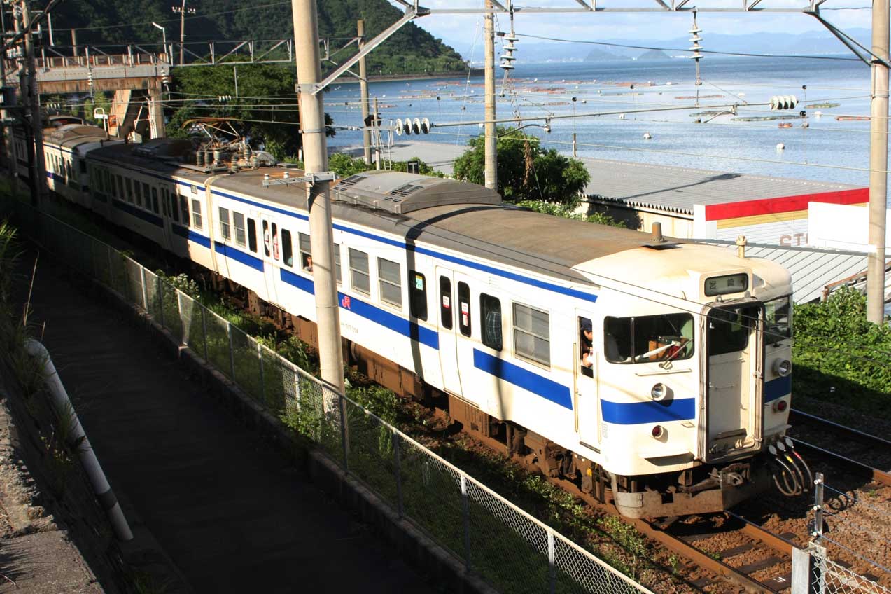 日豊本線竜ヶ水駅　717系普通列車