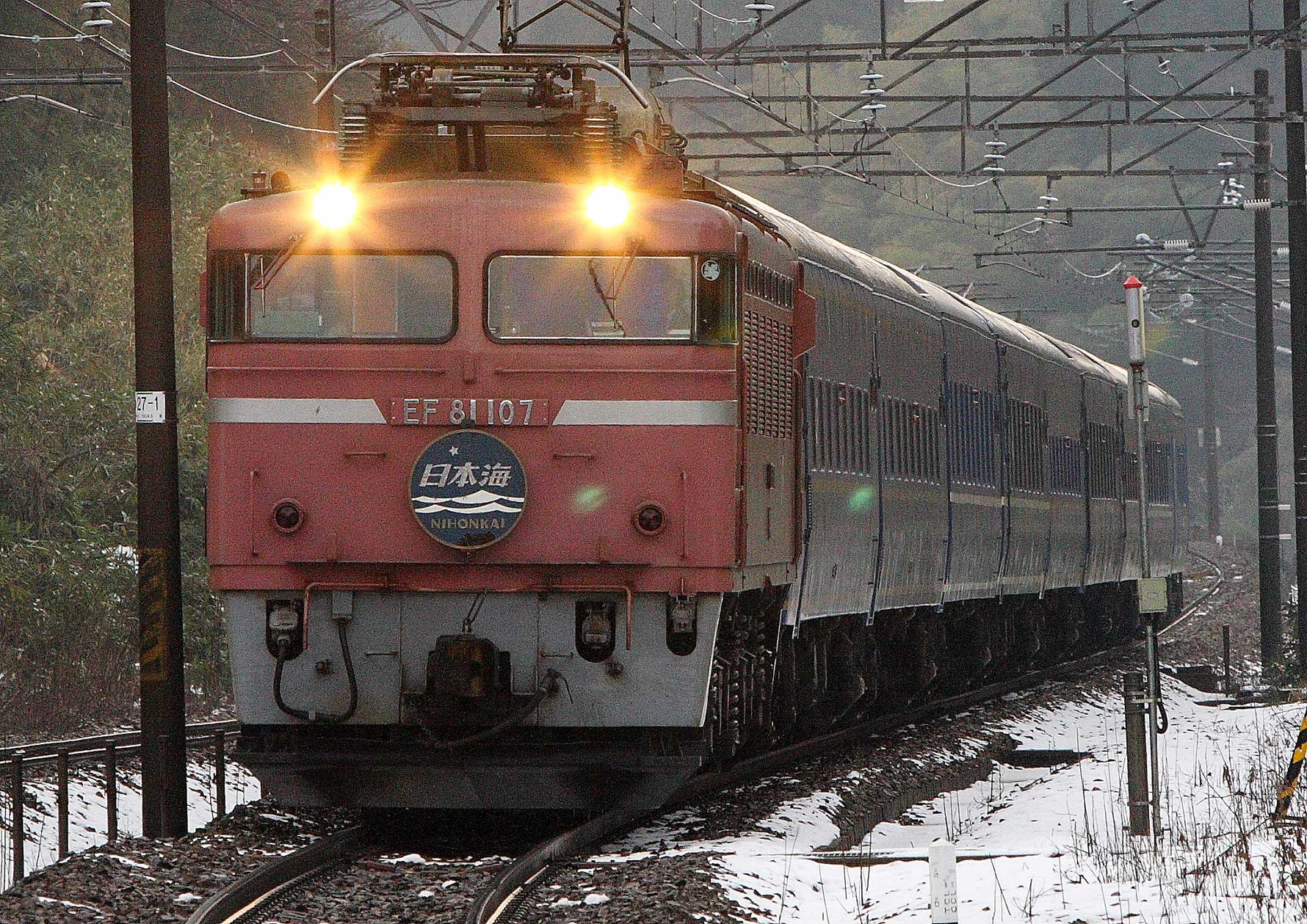 北陸本線倶利伽羅-石動 EF81牽引寝台特急「日本海」