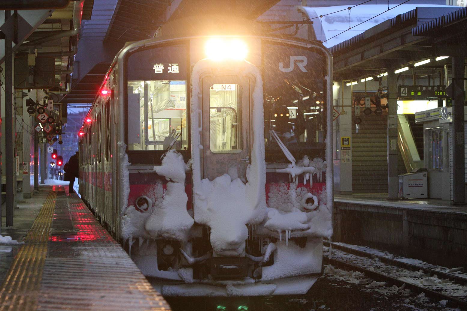 秋田駅　701系普通列車