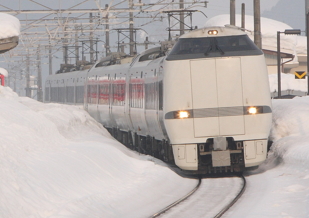 北陸本線南条駅通過　681系特急「サンダーバード」