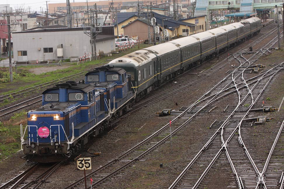 室蘭本線長万部駅　DD51重連寝台特急「トワイライトエクスプレス」