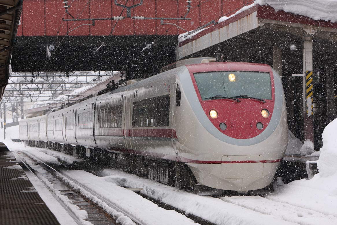 上越線越後湯沢駅　681系2000番台特急「はくたか」