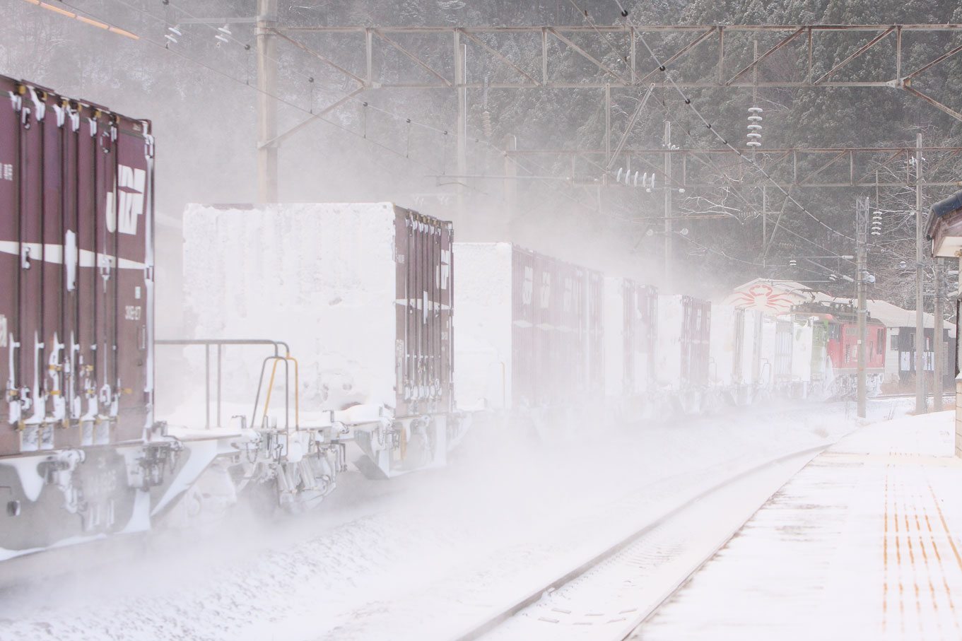 羽越本線勝木駅通過　貨物列車