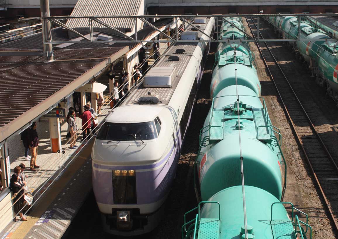 中央本線八王子駅　E351系特急「スーパーあずさ」
